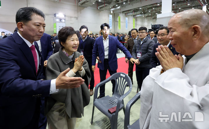 [구미=뉴시스] 이무열 기자 = 박근혜 전 대통령이 14일 오전 경북 구미시 구미코에서 열린 박정희 대통령 탄신 107돌 문화행사에서 참석자들과 인사하고 있다. 2024.11.14. lmy@newsis.com