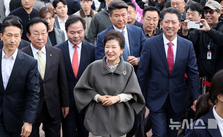 [구미=뉴시스] 이무열 기자 = 박근혜 전 대통령이 14일 오전 경북 구미시 구미코에서 열린 박정희 대통령 탄신 107돌 문화행사에 입장하고 있다. 2024.11.14. lmy@newsis.com