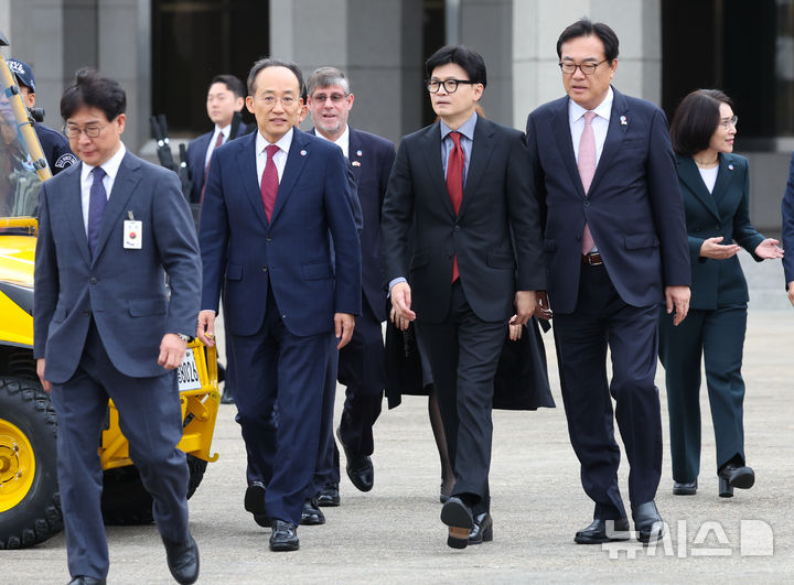 [성남=뉴시스] 조수정 기자 = 정진석 비서실장과 국민의힘 한동훈 대표, 추경호 원내대표가 14일 경기 성남 서울공항에 도착해 APEC 정상회의(페루)와 G20 정상회의(브라질) 참석차 출국하는 윤석열 대통령의 환송을 위해 이동하고 있다. 2024.11.14. chocrystal@newsis.com