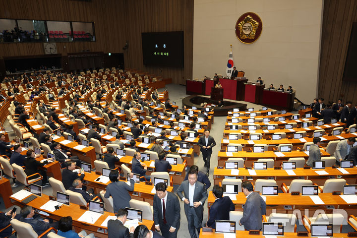 [서울=뉴시스] 고승민 기자 = 국민의힘 의원들이 14일 서울 여의도 국회에서 열린 제418회 국회(정기회) 제12차 본회의에서 윤석열 대통령 배우자 김건희의 주가조작 사건 등의 진상규명을 위한 특별검사 임명 등에 관한 법률안이 상정되자 본회의장을 퇴장하고 있다. 2024.11.14. kkssmm99@newsis.com