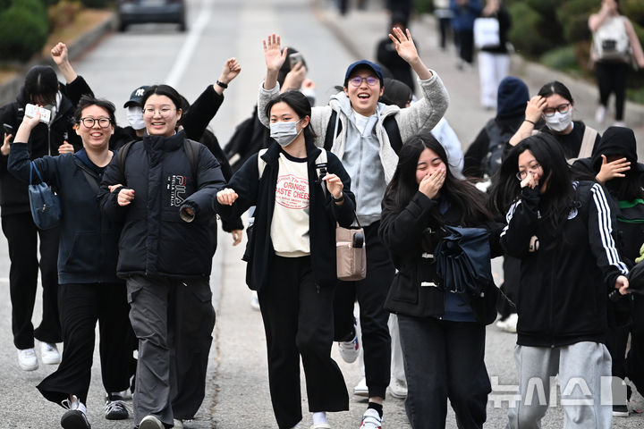 [수원=뉴시스] 김종택기자 = 2025학년도 대학수학능력시험일인 14일 경기도 수원시 영복여자고등학교에서 시험을 마친 수험생들이 환한 표정으로 고사장을 나서고 있다. 2024.11.14. jtk@newsis.com