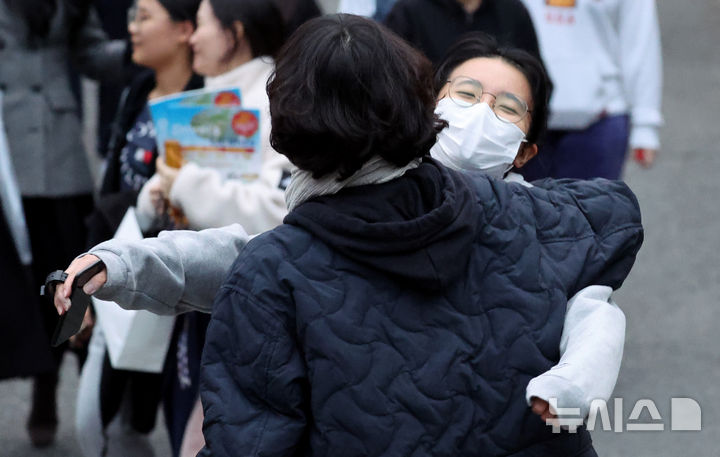 [대구=뉴시스] 이무열 기자 = 2025학년도 대학수학능력시험이 치러진 14일 오후 대구 수성구 혜화여자고등학교에서 시험을 마치고 나온 수험생을 어머니가 안아주고 있다. 2024.11.14. lmy@newsis.com