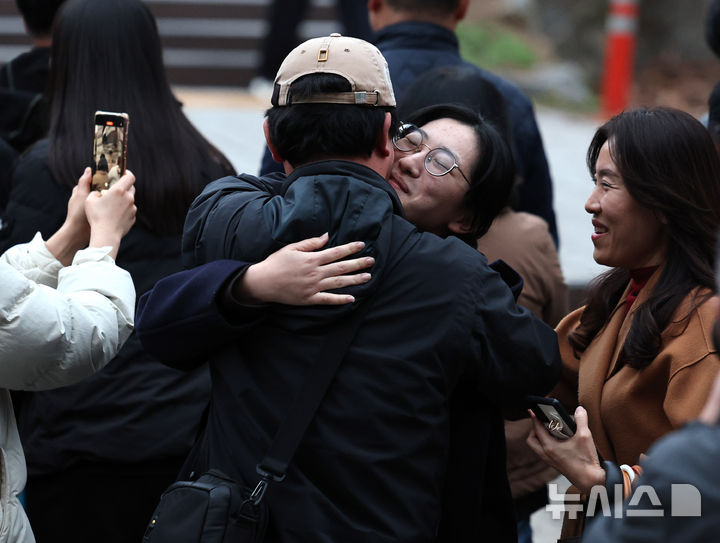 [인천=뉴시스] 전진환 기자 = 2025학년도 대학수학능력시험일인 14일 인천 중구 인일여자고등학교에서 수능 시험을 마친 한 수험생이 아빠와 포옹하고 있다. 2024.11.14. amin2@newsis.com