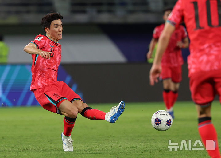 (Kuwait City (Kuwait) = Newsis) Reporter Younghwan Lee = First half of the match between Korea and Kuwait in the 5th match of Group B of the 2026 FIFA North and Central America World Cup Asia 3rd qualifying round held at the Jaber Al-Ahmad International Stadium in Kuwait on the afternoon of the 14th (local time). , Korea’s Hwang In-beom is passing. 2024.11.14. 20hwan@newsis.com