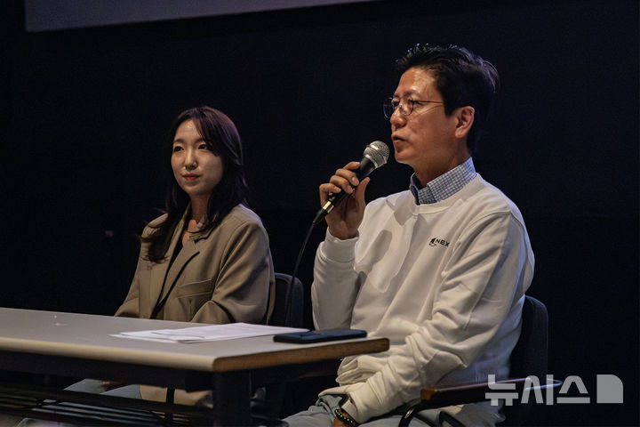 [부산=뉴시스] 김정욱 넥슨재단 이사장이 14일 오후 부산 해운대구 CGV 센텀시티에서 열린 넥슨 게임 다큐멘터리 '온 더 라인' 2부 시사회 후 질의응답을 받고 있다. (사진=넥슨 제공)