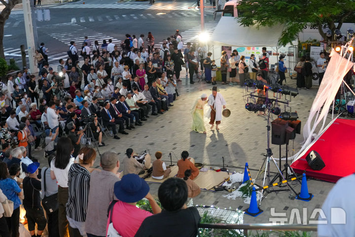 [제주=뉴시스] 제주도는 14일 일본 오키나와현에서 양 지역간 우호협력도시 협약을 하고 제주의 공연예술과 음식문화를 알리는 특별 교류행사를 가졌다. (사진=제주도 제공) 2024.11.15. photo@newsis.com *재판매 및 DB 금지