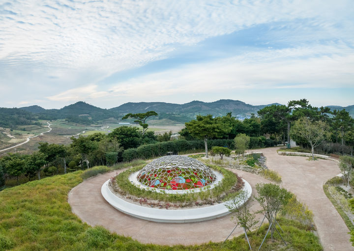 Olafur Eliasson 숨결의 지구 (Breathing earth sphere) 2024 Installation view: Docho Island, Shinan County, South Jeolla, South Korea, 2024. Photo: Kyungsub Shin Commissioned by Shinan County  © 2024 Olafur Eliasson *재판매 및 DB 금지