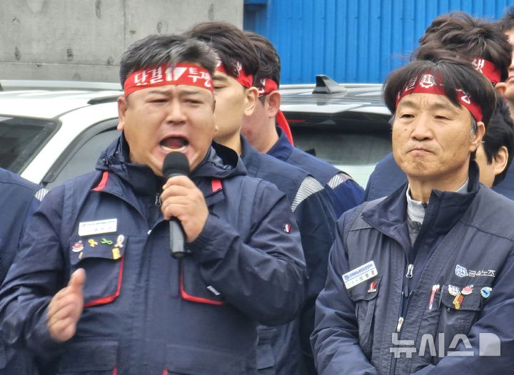 [포항=뉴시스] 송종욱 기자 = 15일 현대제철 포항 1공장 정문 앞에서 전국금속노조 포항지부와 현대제철지회, 현대IMC지회 조합원들이 현대제철 포항 2공장 폐쇄 중단을 촉구하는 기자회견이 열린 가운데 송무근(왼쪽부터) 민주노총 포항지부장, 신명균 전국금속노조 포항지부장이 '포항 2공장 폐쇄 중단'을 촉구하고 있다. 2024.11.15. sjw@newsis.com