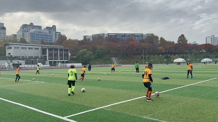 [서울=뉴시스] 성이영 인턴기자 = 훈련중인 FC조이플러스 선수들. FC 조이플러스는 5060 여성들로 구성된 시니어 여성 축구단이다. 2024.11.15. *재판매 및 DB 금지