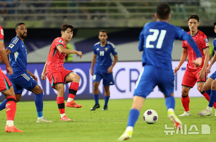 (Kuwait City (Kuwait) = Newsis) Reporter Younghwan Lee = First half of the match between Korea and Kuwait in the 5th match of Group B of the 2026 FIFA North and Central America World Cup Asia 3rd qualifying round held at the Jaber Al-Ahmad International Stadium in Kuwait on the afternoon of the 14th (local time). , Korea Lee Kang-in is passing. 2024.11.14. 20hwan@newsis.com