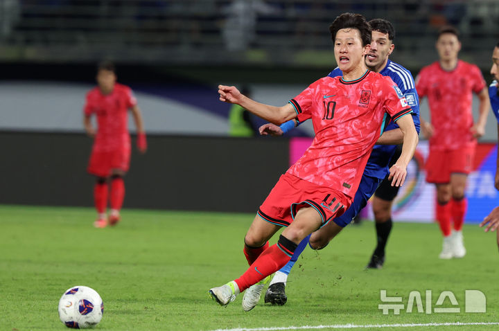 (Kuwait City (Kuwait) = Newsis) Reporter Younghwan Lee = The second half of the match between Korea and Kuwait in the 5th match of Group B of the 2026 FIFA North and Central America World Cup Asia 3rd qualifier held at the Jaber Al-Ahmad International Stadium in Kuwait on the afternoon of the 14th (local time). , Jaeseong Lee of Korea is making a pass. 2024.11.14. 20hwan@newsis.com