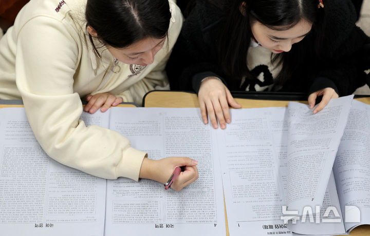 [대구=뉴시스] 이무열 기자 = 15일 대구 수성구 정화여자고등학교 3학년 교실에서 수험생들이 전날 치른 2025학년도 대학수학능력시험 가채점을 하고 있다. 2024.11.15. lmy@newsis.com