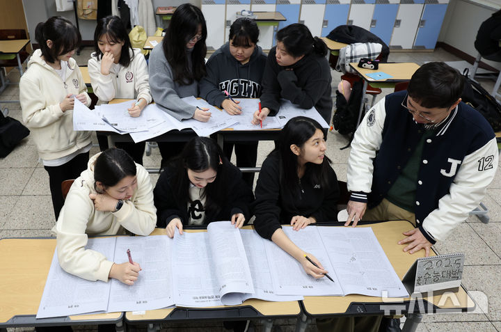 [대구=뉴시스] 이무열 기자 = 15일 대구 수성구 정화여자고등학교 3학년 교실에서 수험생들이 전날 치른 2025학년도 대학수학능력시험 가채점을 하고 있다. 2024.11.15. lmy@newsis.com