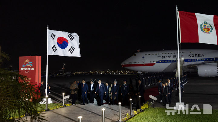 [리마=뉴시스] 조수정 기자 = 아시아태평양경제협력체(APEC) 정상회의에 참석하는 윤석열 대통령이 14일(현지시각) 페루 리마 제2공군비행장에 도착해 이동하고 있다. (공동취재) 2024.11.15. chocrystal@newsis.com