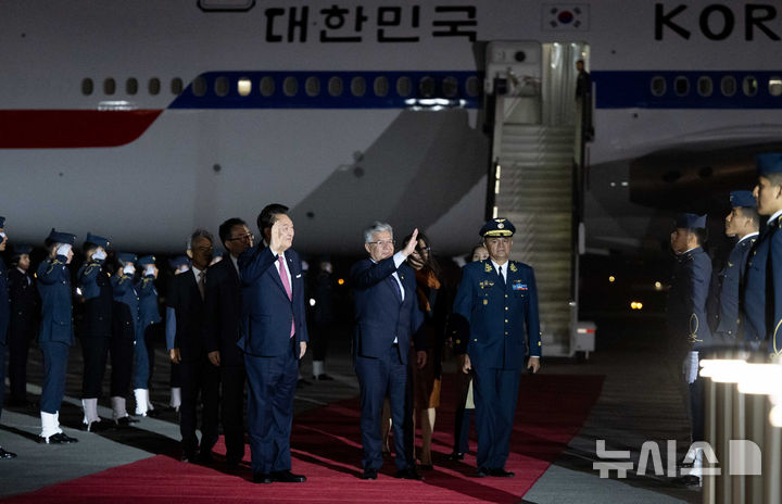 [리마=뉴시스] 조수정 기자 = 아시아태평양경제협력체(APEC) 정상회의에 참석하는 윤석열 대통령이 14일(현지시각) 페루 리마 제2공군비행장에 도착해 이동하며 인사하고 있다. (공동취재) 2024.11.15. chocrystal@newsis.com