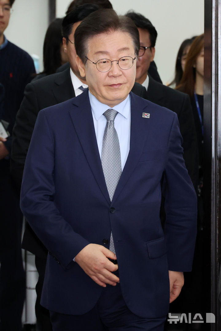 [서울=뉴시스] 조성우 기자 = 이재명 더불어민주당 대표가 15일 오전 서울 여의도 국회에서 열린 최고위원회의에 참석하고 있다. 2024.11.15. xconfind@newsis.com