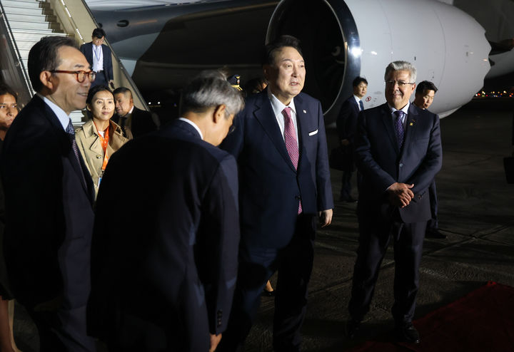 [리마=뉴시스] 조수정 기자 = 아시아태평양경제협력체(APEC) 정상회의에 참석하는 윤석열 대통령이 14일(현지시각) 페루 리마 제2공군비행장에 도착해 환영 인사들과 인사를 나누고 있다. (사진=APEC 제공) 2024.11.15. photo@newsis.com *재판매 및 DB 금지