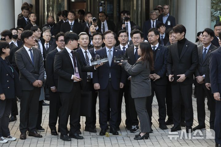 [서울=뉴시스] 정병혁 기자 = 이재명 더불어민주당 대표가 15일 서울 서초구 서울중앙지방법원에서 열린 공직선거법 위반 사건 관련 1심 선고 재판을 마친 뒤 법원을 나서며 취재진의 질문에 답하고 있다. 2024.11.15. jhope@newsis.com