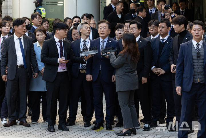 [서울=뉴시스] 황준선 기자 = 이재명 더불어민주당 대표가 15일 서울 서초구 서울중앙지방법원에서 열린 공직선거법 위반 사건 관련 1심 선고 재판에서 징역 1년에 집행유예 2년을 선고받은 뒤 법원을 나서며 입장을 밝히고 있다. 2024.11.15. hwang@newsis.com