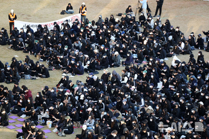 [서울=뉴시스] 김명년 기자 = 15일 오후 서울 성북구 성신여자대학교에서 '국제학부 남학생 입학 반대 대규모 시위'가 열리고 있다. 2024.11.15. kmn@newsis.com