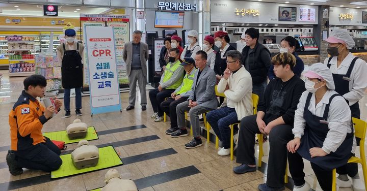 심폐소생술 교육하는 소방서 직원 (사진=평사휴게소 제공) *재판매 및 DB 금지