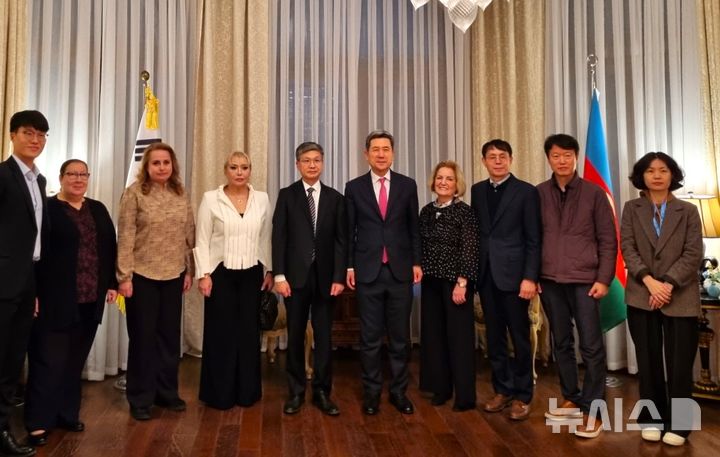 [포항=뉴시스] 송종욱 기자 = 아제르바이잔 바쿠에서 열린 '제29차 유엔기후변화협약 당사국총회(COP29)'에 참가한 이강덕 포항시장이 지난 14일(현지 시각) 이은용 주아제르바이잔 대사와 한국-아제르바이잔 문화교류협회(SEBA) 회장단과의 간담회에 참석하며 기념 촬영을 하고 있다. (사진=포항시 제공) 2024.11.16. photo@newsis.com 