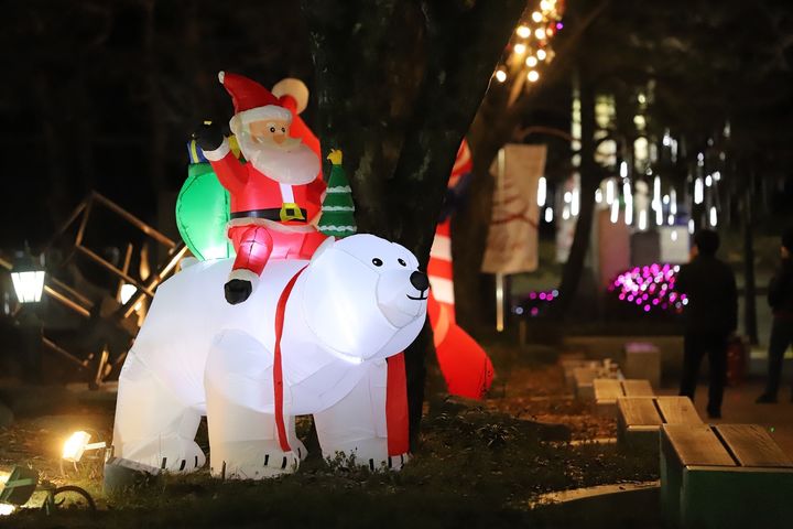 [대구=뉴시스] 지난해 산타마을 빛 축제 모습. (사진=행복북구문화재단 제공) 2024.11.16. photo@newsis.com *재판매 및 DB 금지