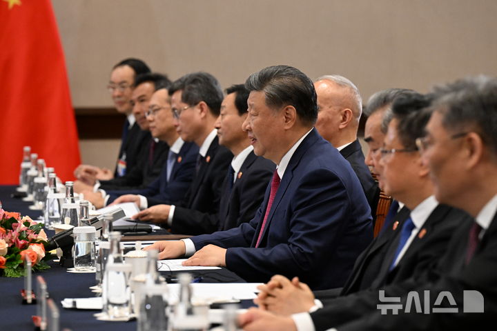 [리마=뉴시스] 조수정 기자 = 시진핑 중국 국가주석이 15일(현지시각) 페루 리마 한 호텔에서 열린 아시아태평양경제협력체(APEC) 정상회의 계기 윤석열 대통령과의 한-중 정상회담에서 발언하고 있다. 2024.11.16. chocrystal@newsis.com