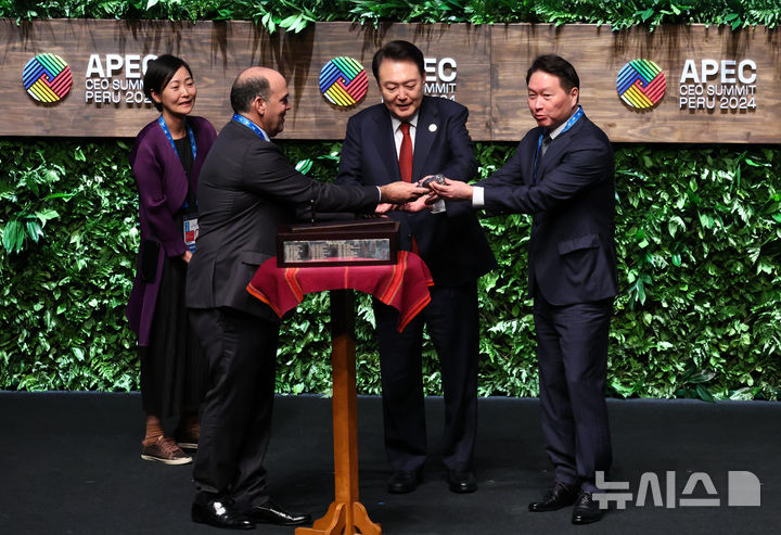 [리마=뉴시스] 조수정 기자 = 차기 아시아태평양경제협력체(APEC) 정상회의 CEO 서밋 의장을 맡는 최태원 대한상공회의소 회장(SK회장)과 인터코프 회장인 페르난도 자발라 현 CEO서밋 의장이 윤석열 대통령이 참석한 가운데 15일(현지시각) 페루 리마 국립대극장에서 열린 APEC CEO 서밋에서 의사봉을 전달하고 있다. 2024.11.16. chocrystal@newsis.com