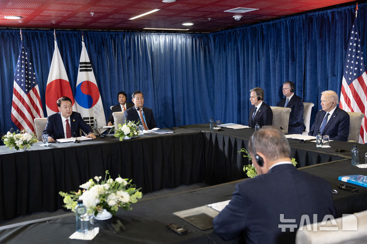 [리마=뉴시스] 조수정 기자 = 아시아태평양경제협력체(APEC) 정상회의 참석차 페루를 방문 중인 윤석열 대통령이 15일(현지시간) 페루 리마 컨벤션센터에서 열린 조 바이든 미국 대통령, 이시바 시게루 일본 총리와의 한미일 정상회의에서 발언하고 있다. (공동취재) 2024.11.16. chocrystal@newsis.com