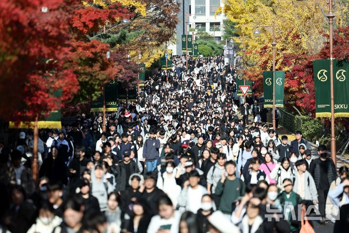 [서울=뉴시스] 고범준 기자 = 16일 오전 서울 종로구 성균관대학교에서 열린 2025학년도 수시모집 논술시험을 마친 수험생들이 교문 밖으로 나가고 있다. 2024.11.16. bjko@newsis.com