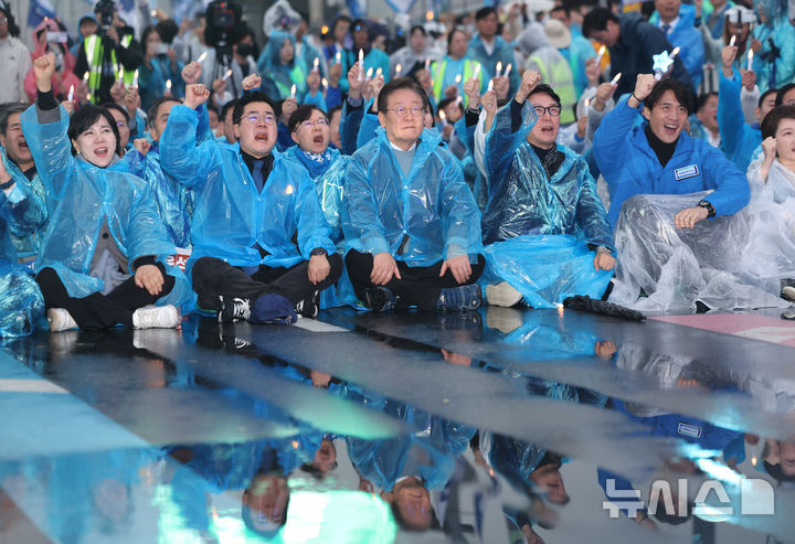 [서울=뉴시스] 김명년 기자 = 이재명 더불어민주당 대표가 16일 서울 종로구 광화문 앞에서 열린 ’김건희 윤석열 국정농단 규탄·특검 촉구 제3차 국민행동의 날‘ 집회에 참석해 앉아있다. 2024.11.16. kmn@newsis.com