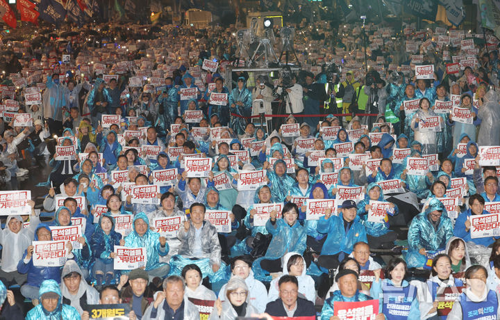 [서울=뉴시스] 김명년 기자 = 16일 서울 종로구 광화문 앞에서 열린 '김건희 윤석열 국정농단 규탄·특검 촉구 제3차 국민행동의 날' 집회에서 참석자들이 구호를 외치고 있다.(공동취재) 2024.11.16. kmn@newsis.com