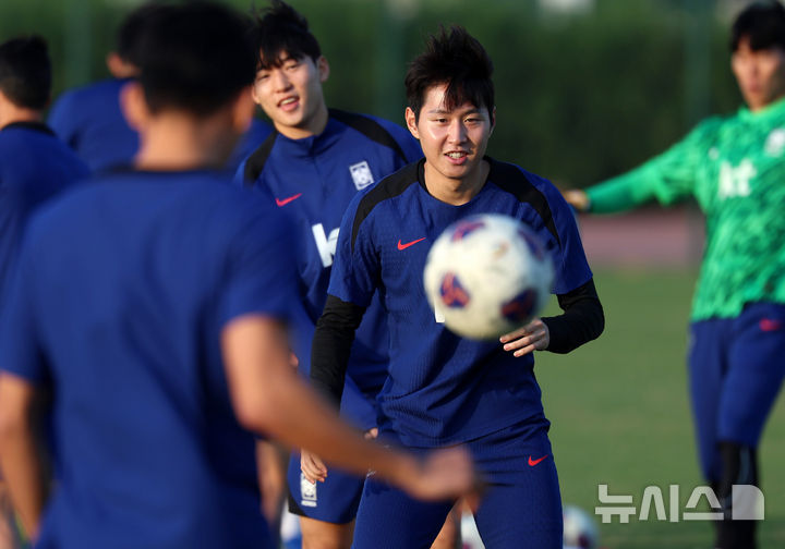 [쿠웨이트시티(쿠웨이트)=뉴시스] 이영환 기자 = 축구 대표팀 이강인이 지난 16일 오후(현지시각) 쿠웨이트 자베르 알아흐마드 국제경기장 인근 보조구장에서 훈련을 하고 있다. 2024.11.16. 20hwan@newsis.com