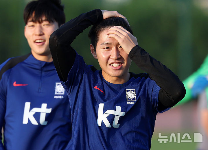 [쿠웨이트시티(쿠웨이트)=뉴시스] 이영환 기자 = 축구 대표팀 이강인이 지난 16일 오후(현지시각) 쿠웨이트 자베르 알아흐마드 국제경기장 인근 보조구장에서 진행된 훈련에서 머리를 넘기고 있다. 2024.11.16. 20hwan@newsis.com