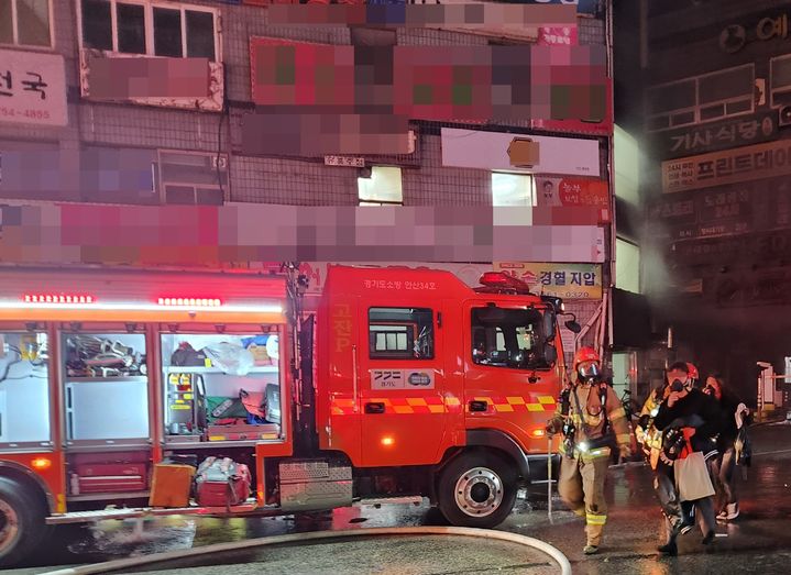 [안산=뉴시스] 17일 오전 오전 3시38분께 경기 안산시 단원구의 6층짜리 상가 건물 화재에서 소방당국이 인명을 구조하는 모습. (사진=경기도소방재난본부 제공) 2024.11.17. photo@newsis.com *재판매 및 DB 금지