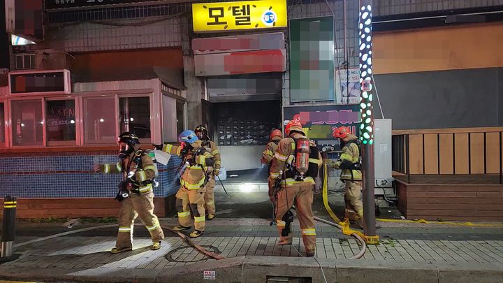 [안산=뉴시스] 17일 오전 오전 3시38분께 경기 안산시 단원구 소재 6층짜리 상가 건물 화재 모습. (사진=경기도소방재난본부 제공) 2024.11.17. photo@newsis.com *재판매 및 DB 금지