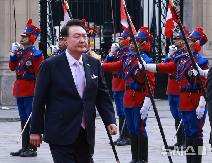 [리마=뉴시스] 조수정 기자 = 아시아태평양경제협력체(APEC) 정상회의 참석차 페루를 공식 방문한 윤석열 대통령이 16일(현지시각) 페루 리마 대통령궁 광장에서 열린 공식 환영식에서 의장대를 사열하고 있다. 2024.11.17. chocrystal@newsis.com