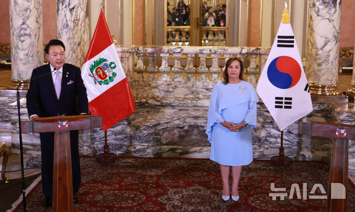 [리마=뉴시스] 조수정 기자 = 윤석열 대통령이 16일(현지시각) 페루 리마 대통령궁에서 디나 볼루아르테 페루 대통령과 한·페루 정상회담을 마친 뒤 개최한 공동언론발표에서 발언하고 있다. 2024.11.17. chocrystal@newsis.com