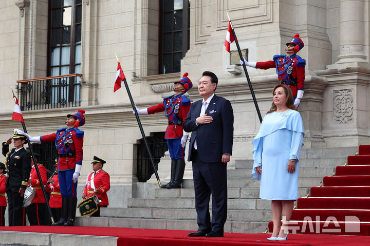 [리마=뉴시스] 조수정 기자 = 아시아태평양경제협력체(APEC) 정상회의 참석차 페루를 공식 방문한 윤석열 대통령이 16일(현지시각) 페루 리마 대통령궁 광장에서 열린 공식 환영식에서 국기에 경례하고 있다. 오른쪽은 디나 볼루아르테 페루 대통령. (공동취재) 2024.11.17. chocrystal@newsis.com