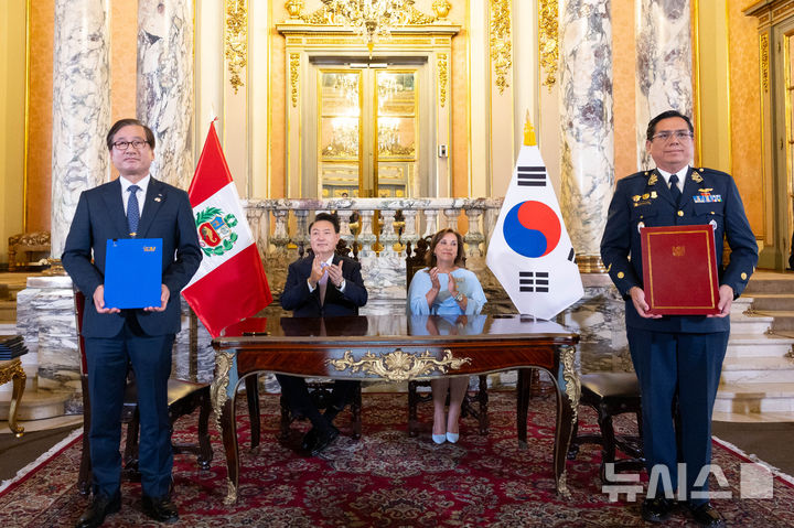 [리마=뉴시스] 조수정 기자 = 강구영 한국항공우주산업(KAI) 사장과 하이메 로드리게스 페루 공군조병창 사장이 16일(현지시각) 페루 리마 대통령궁에서 윤석열 대통령과 디나 볼루아르테 페루 대통령이 임석한 가운데 열린 한·페루 양해각서(MOU) 및 계약 체결식에서 공군 KF-21 부품 공동생산 MOU에 서명한 뒤 기념촬영을 하고 있다. (공동취재) 2024.11.17. chocrystal@newsis.com