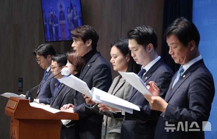 [서울=뉴시스] 조성봉 기자 = 한준호 검찰독재정치탄압대책위원장이 17일 오후 서울 여의도 국회 소통관에서 열린 이재명 대표 공직선거법 사건 1심 판결 관련 기자회견에서 발언을 하고 있다. 2024.11.17. suncho21@newsis.com