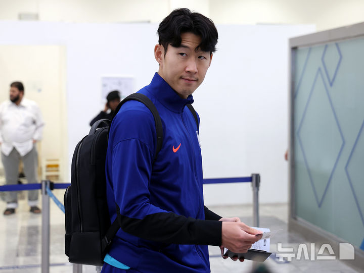 [쿠웨이트시티(쿠웨이트)=뉴시스] 이영환 기자 = 축구 대표팀 주장 손흥민이 17일 오후(현지시각) 쿠웨이트 국제공항에서 요르단으로 출국을 하고 있다.홍명보 감독이 이끄는 축구대표팀은 오는 19일 중립지역인 요르단 암만 국제경기장에서 팔레스타인과 2026 국제축구연맹(FIFA) 북중미 월드컵 아시아 3차 예선 B조 6차전을 치른다. 2024.11.17. 20hwan@newsis.com