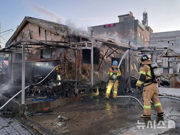 [제주=뉴시스] 18일 오전 제주시 구좌읍 소재 음식점에서 화재가 발생해 소방당국이 진화에 나서고 있다. (사진=제주소방안전본부 제공) 2024.11.18. photo@newsis.com