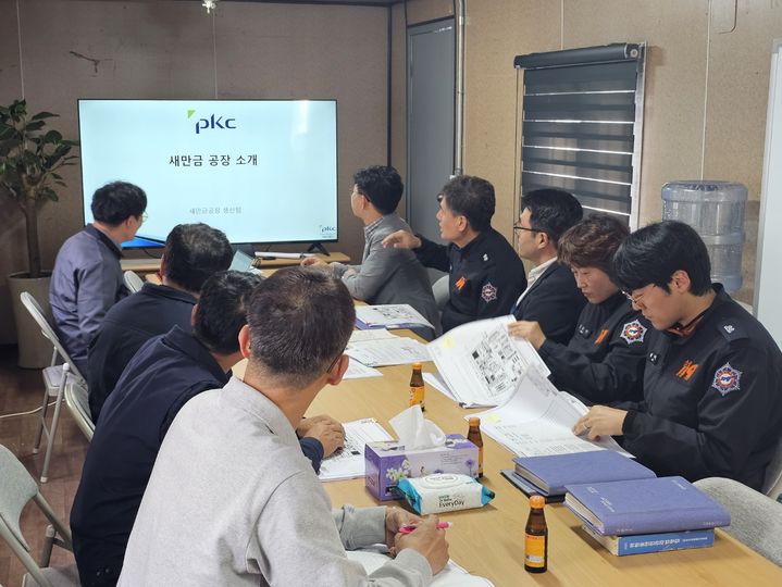 [군산=뉴시스] 15일 전북 군산시 소룡동의 백광산업 군산공장에서 전북특별자치도소방본부 관계자와 공장 관계자들이 회의를 진행하고 있다. (사진=전북특별자치도소방본부 제공) 2024.11.18. photo@newsis.com *재판매 및 DB 금지