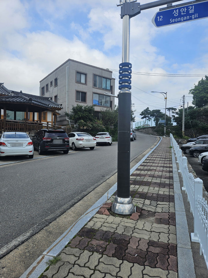 [양양=뉴시스] 불법광고물 부착을 방지를 위해 방비시트가 부착된 가로등 모습. (사진=양양군 제공). photo@newsis. com *재판매 및 DB 금지