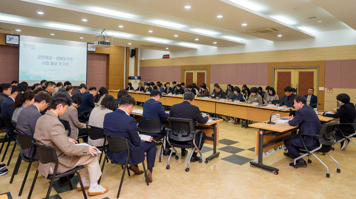 [증평=뉴시스] 충북 증평군이 18일 오전 군청 대회의실에서 '군민체감·생활밀착형 사업 발굴 보고회'를 열고 있다. 이재영 군수는 보고회에서 생활밀착형 사업에 증평군 미래비전인 20분 도시와 스마트도시 사업을 연계할 방침이라고 밝혔다. (사진=증평군 제공) 2024.11.18. photo.newsis.com *재판매 및 DB 금지