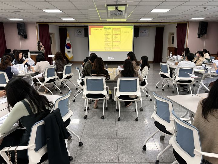 [양산=뉴시스] 찾아가는 학교 자율시간 지원 연수를 진행하고 있다. (사진=양산교육지원청 제공) 2024.11.18. photo@newsis.com *재판매 및 DB 금지