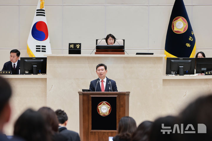 [용인=뉴시스]이상일 용인특례시장이 18일 시의회 제288회 정례회에서 시정연설을 하고 있다.(사진제공=용인시) 2024. 11. 18 photo@newsis.com