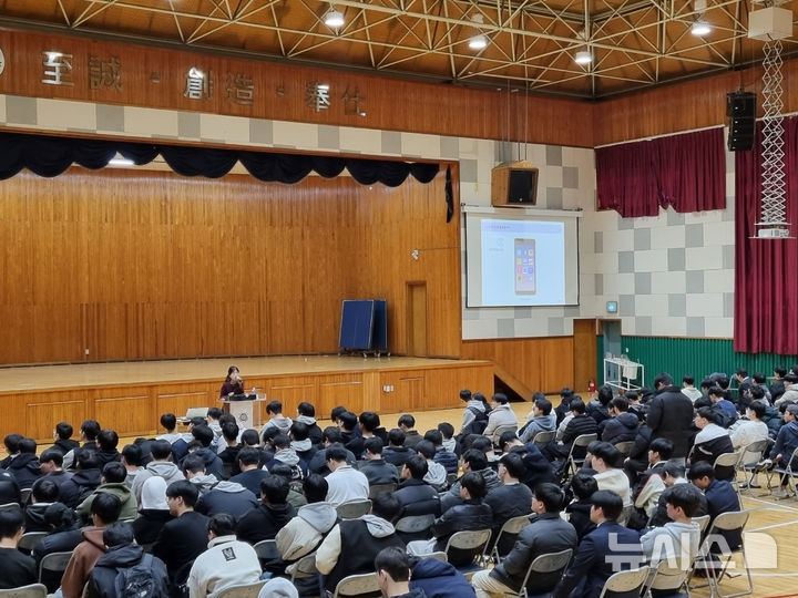 [전주=뉴시스] NH농협은행 전북본부는 18일 대학수학능력시험을 마친 전주 전일고등학교 3학년 학생 220여 명을 대상으로 금융교육을 실시했다. *재판매 및 DB 금지